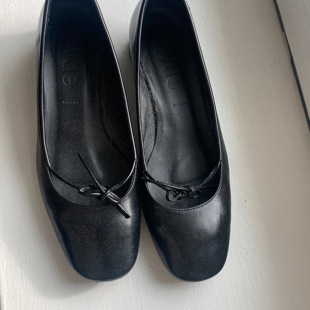 Aeyde Darya Black leather pumps with bow-detailing.